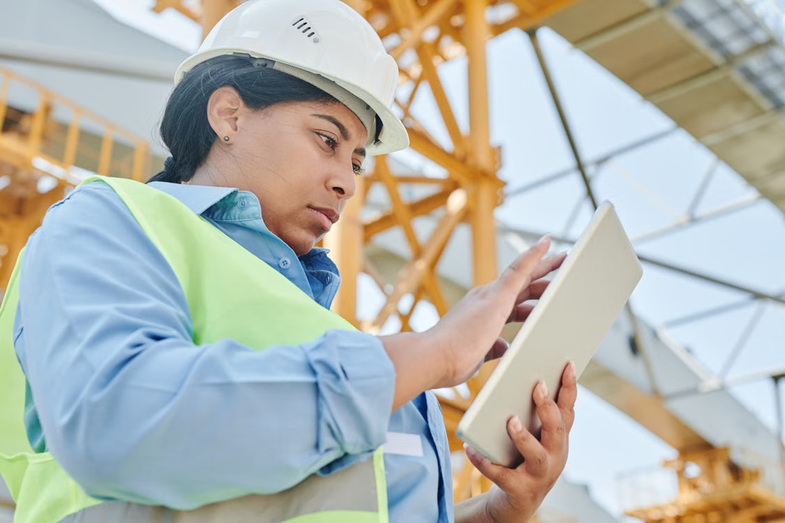 Fiscal de obras usando tablet no canteiro